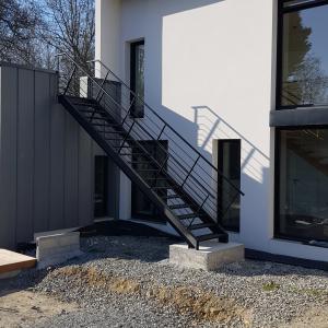 Escalier droit extérieur thermolaqué.